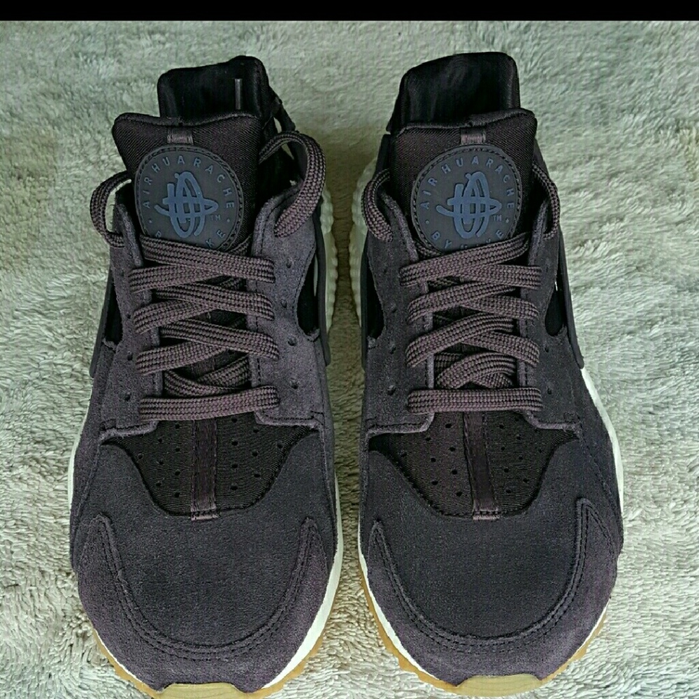 Sneakers - Picture 2 of 3